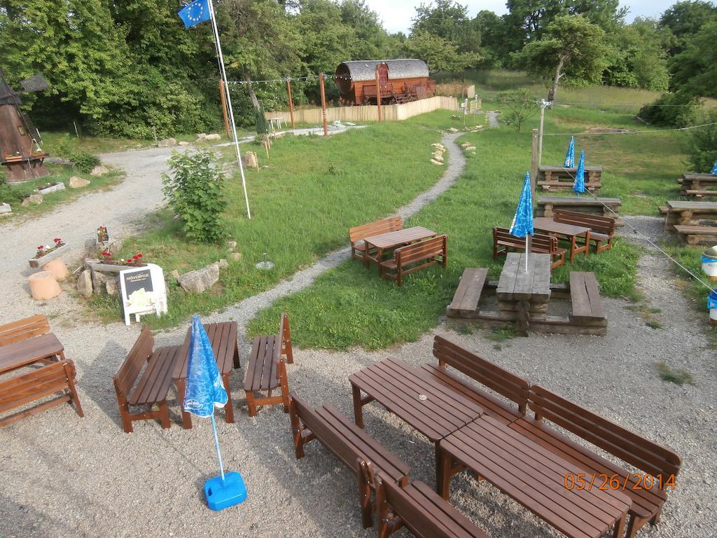 Le Chalet Du Chemin Et Sa Roulotte Berviller-en-Moselle Exterior photo
